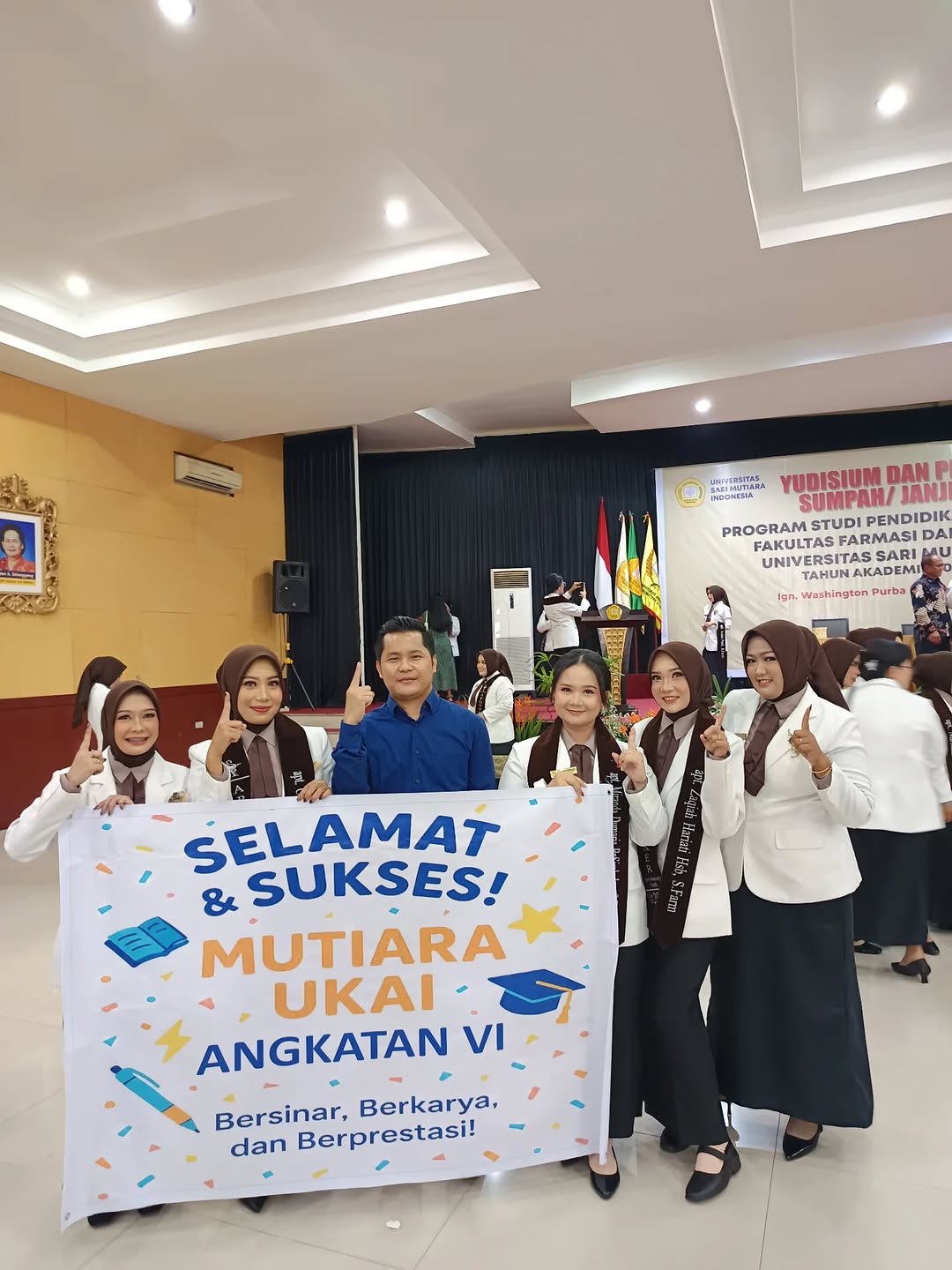 Finally ya teman-teman pada titik ini akhirnya menjadi apoteker keba...